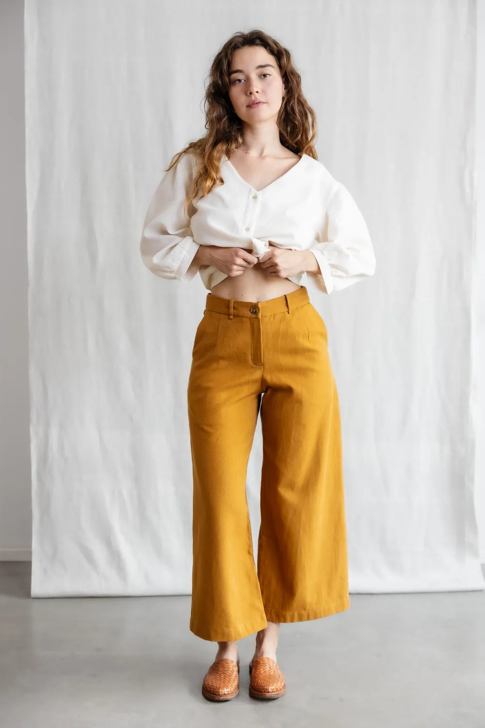 Jyoti Hemani culotte cotone curry gamba larga