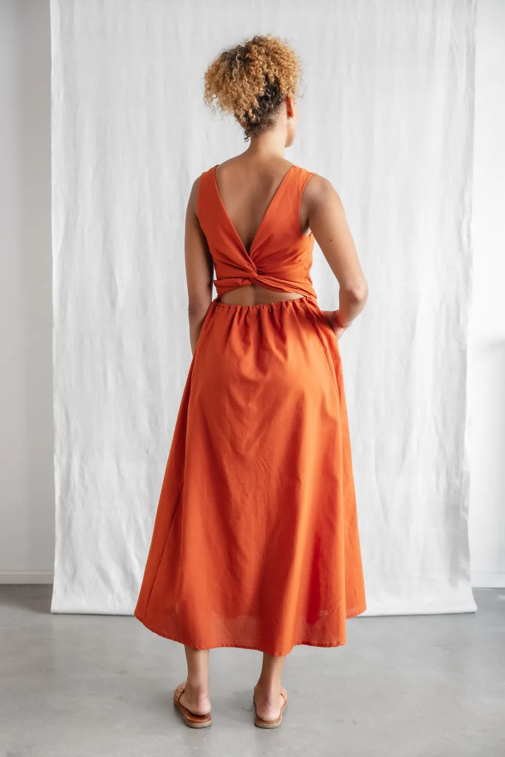 Jyoti Khushi vestito midi terracotta scollo schiena