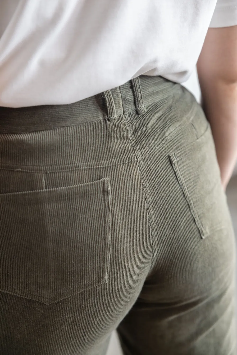 Jyoti - Fair Works Tushar pantaloni velluto pistacchio