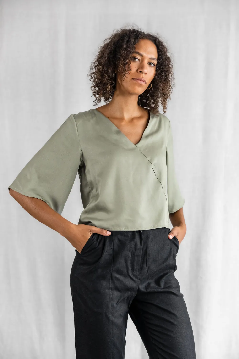 Jyoti Vasanta blusa modal matcha scollo V