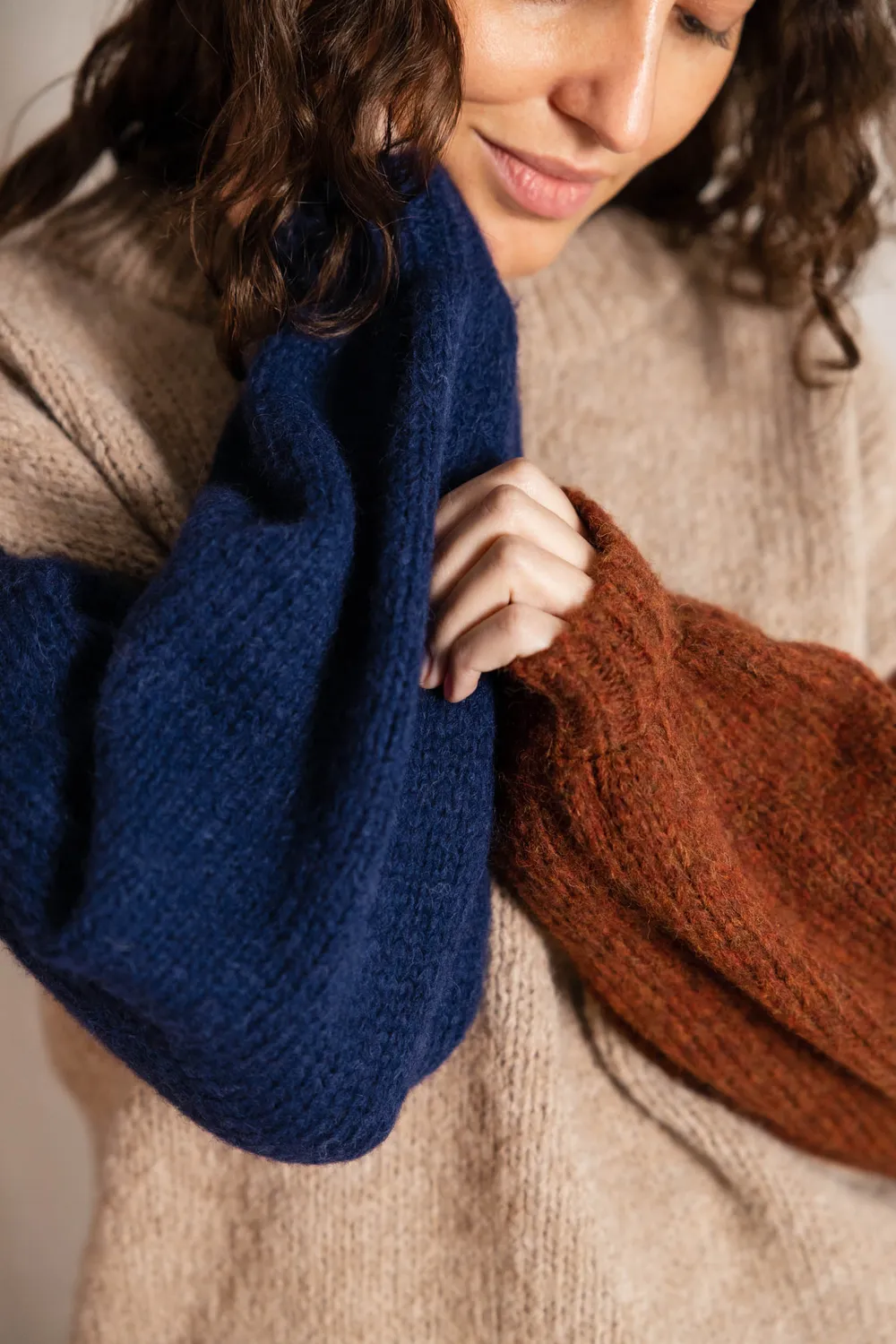 Jyoti Lupuna maglione sabbia baby alpaca oversize