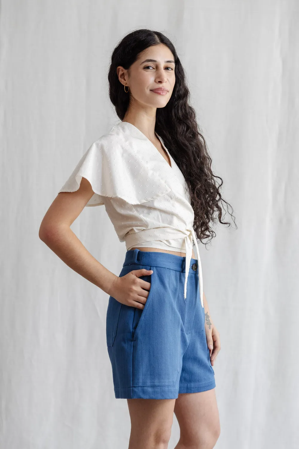 Jyoti Neeraj White blusa incrociata bianca