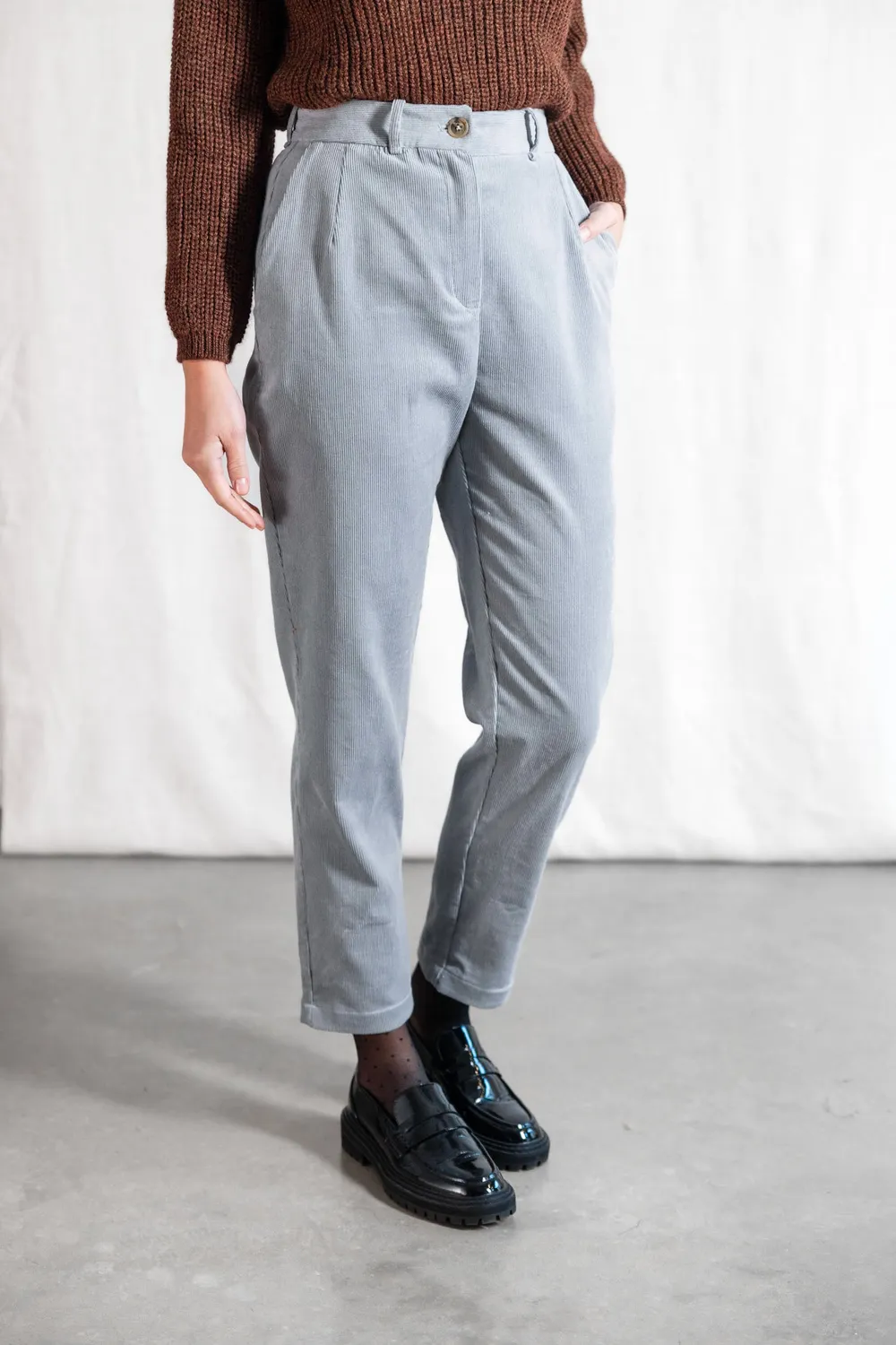 Jyoti Suhrut pantaloni velluto cotone nebbia