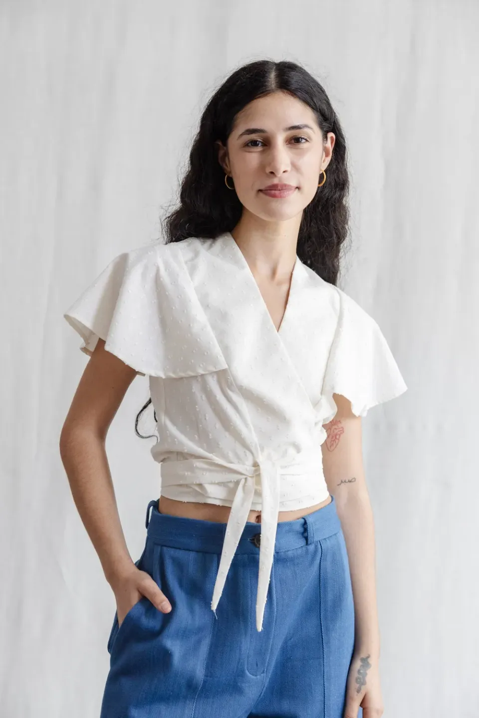 Jyoti Neeraj White blusa incrociata bianca