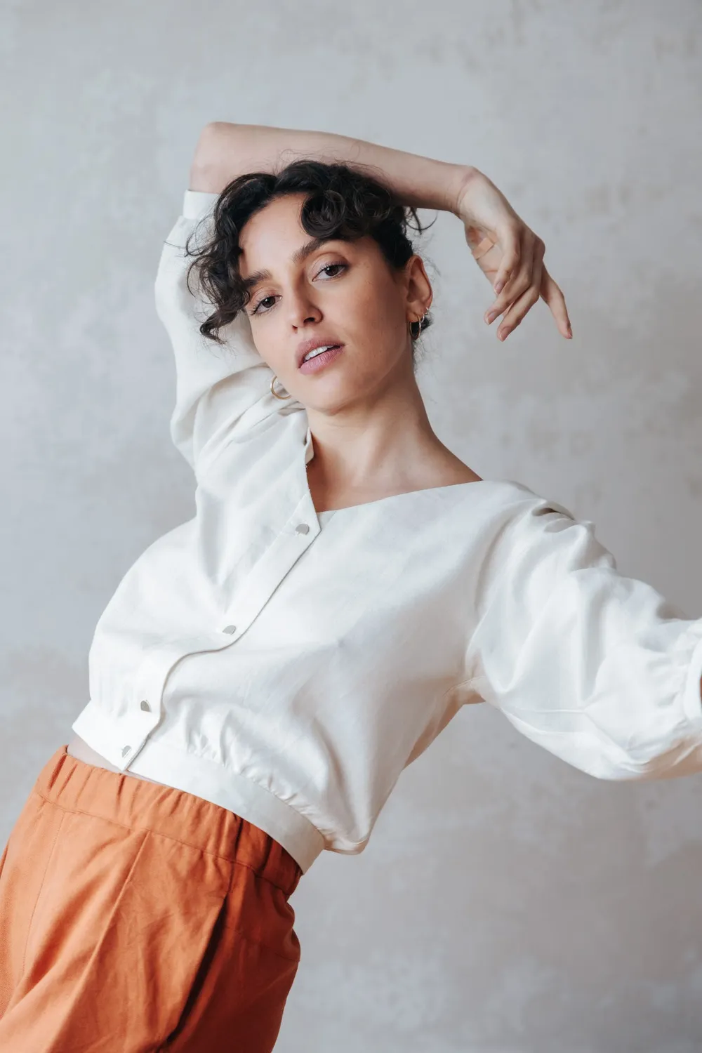 Jyoti Sahay camicetta crema cotone crop maniche