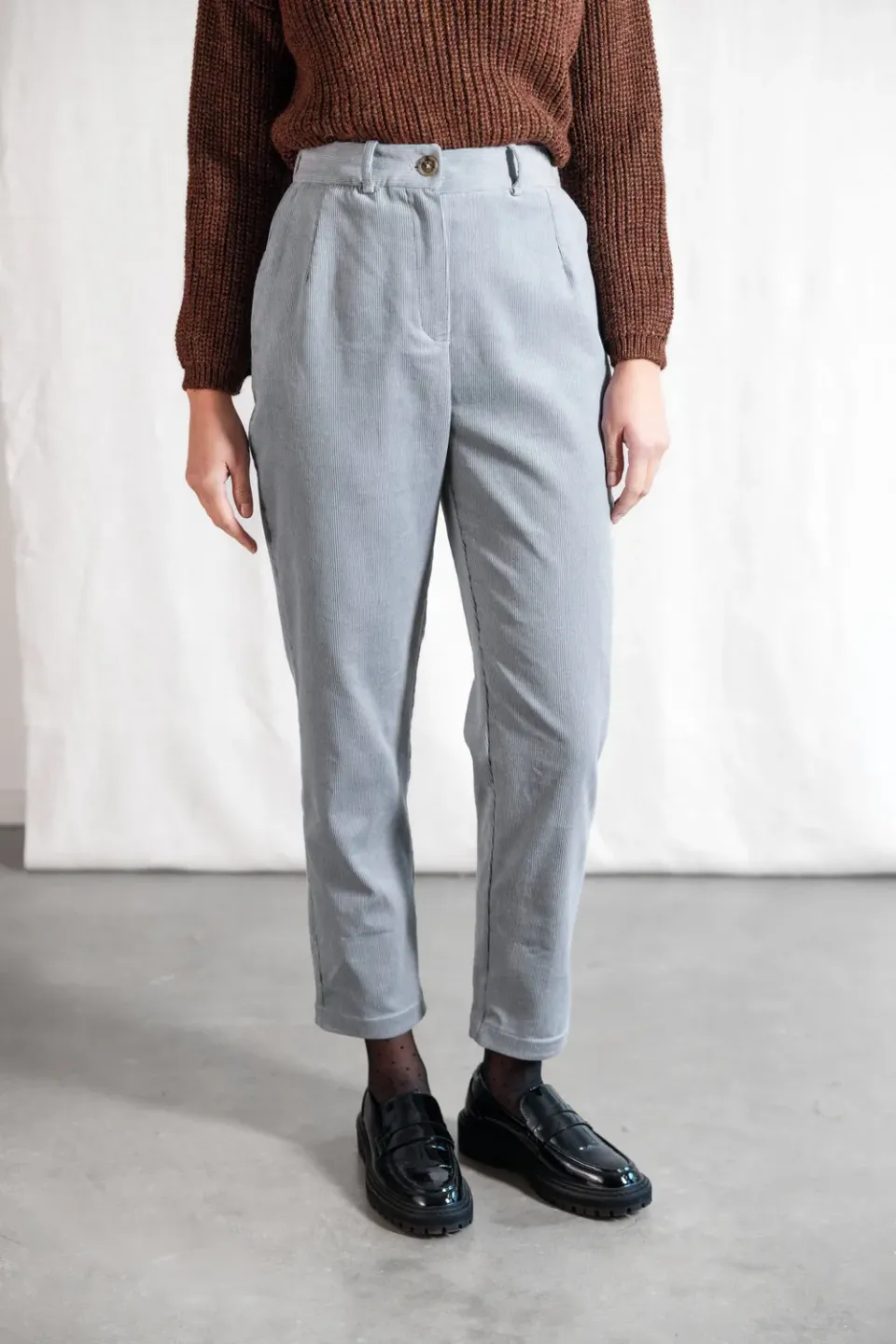 Jyoti Suhrut pantaloni velluto cotone nebbia