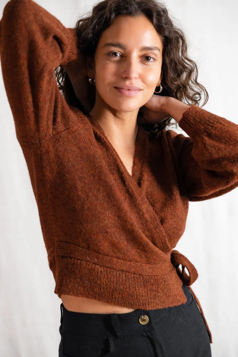Jyoti Abancay cardigan baby alpaca castagna incrociato