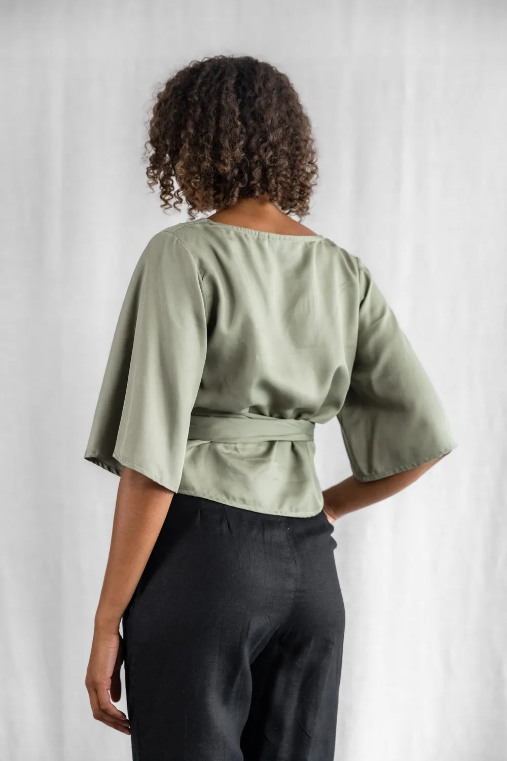 Jyoti Vasanta blusa modal matcha scollo V
