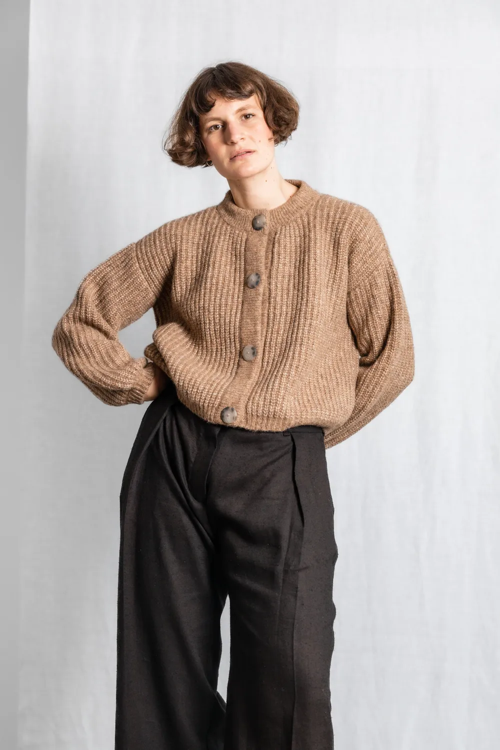 Jyoti Betana cardigan baby alpaca cammello maglia grossa oversize