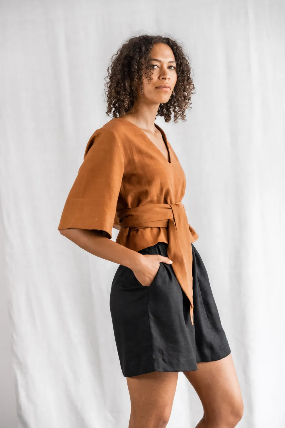 Jyoti Fair Works Vasanta blusa cotone nocciola scollo a V