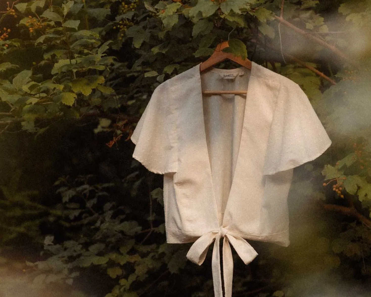 Jyoti Neeraj White blusa incrociata bianca