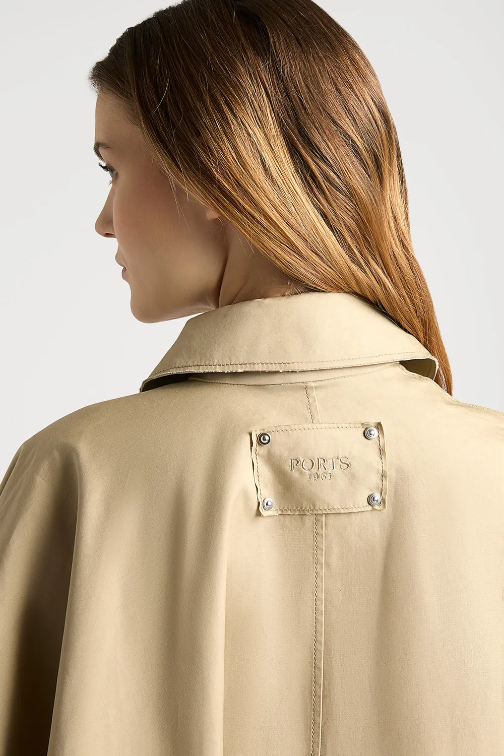PORTS Cape Couture trench asimmetrico beige con blusa
