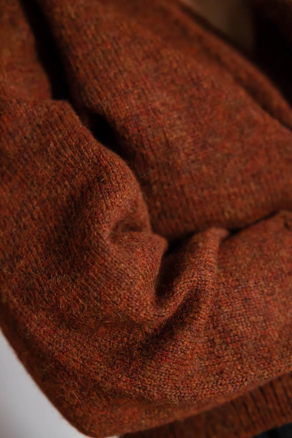 Jyoti Abancay cardigan baby alpaca castagna incrociato