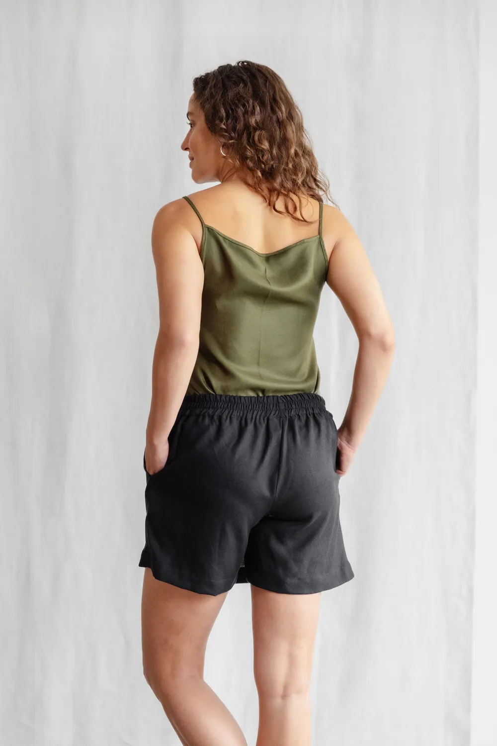 Jyoti Safiya gonna pantaloncino canapa nera con tasche