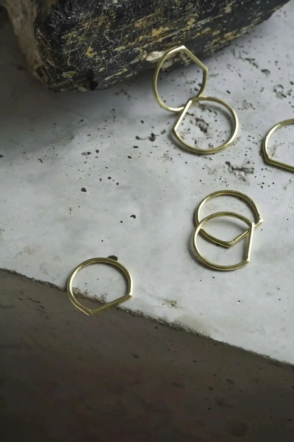 Jyoti Ranchi anello stretto in ottone lucido