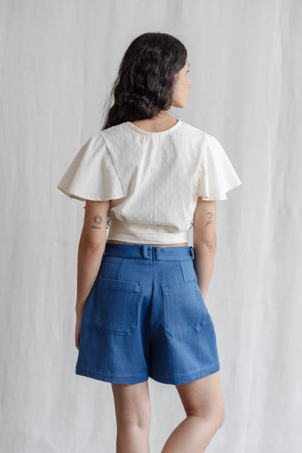 Jyoti Neeraj White blusa incrociata bianca