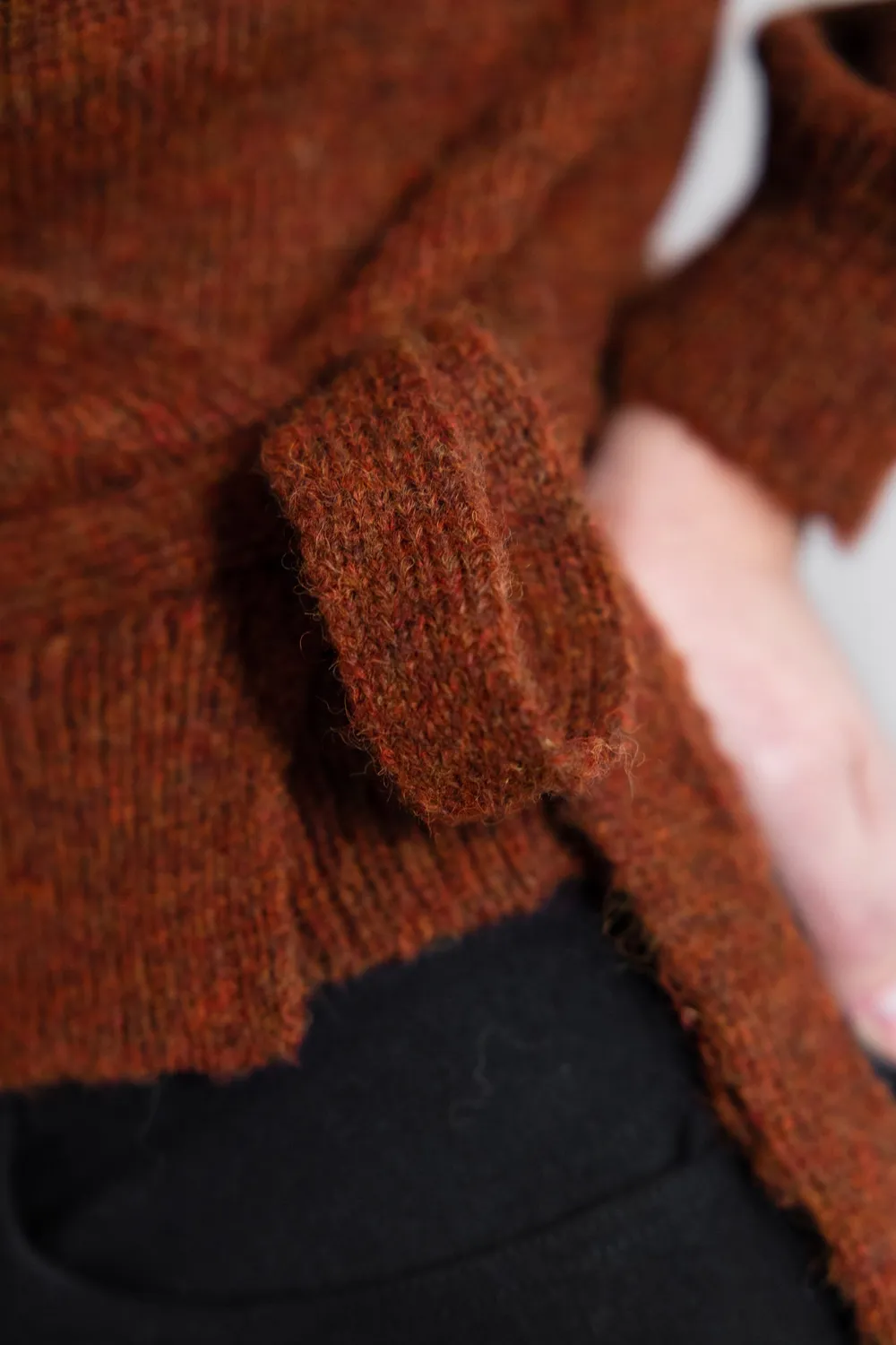 Jyoti Abancay cardigan baby alpaca castagna incrociato