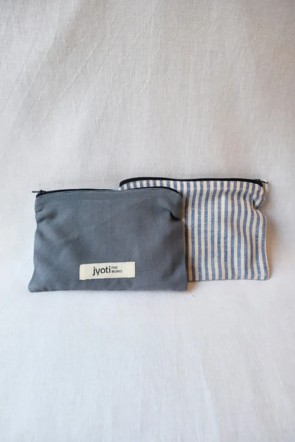 Jyoti Thanjavur pochette cotone blu a righe