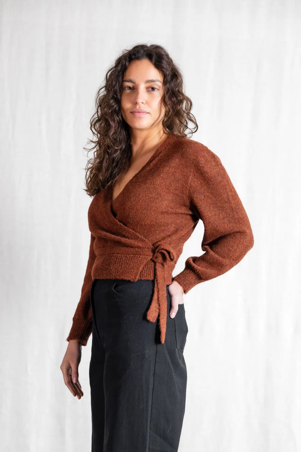 Jyoti Abancay cardigan baby alpaca castagna incrociato
