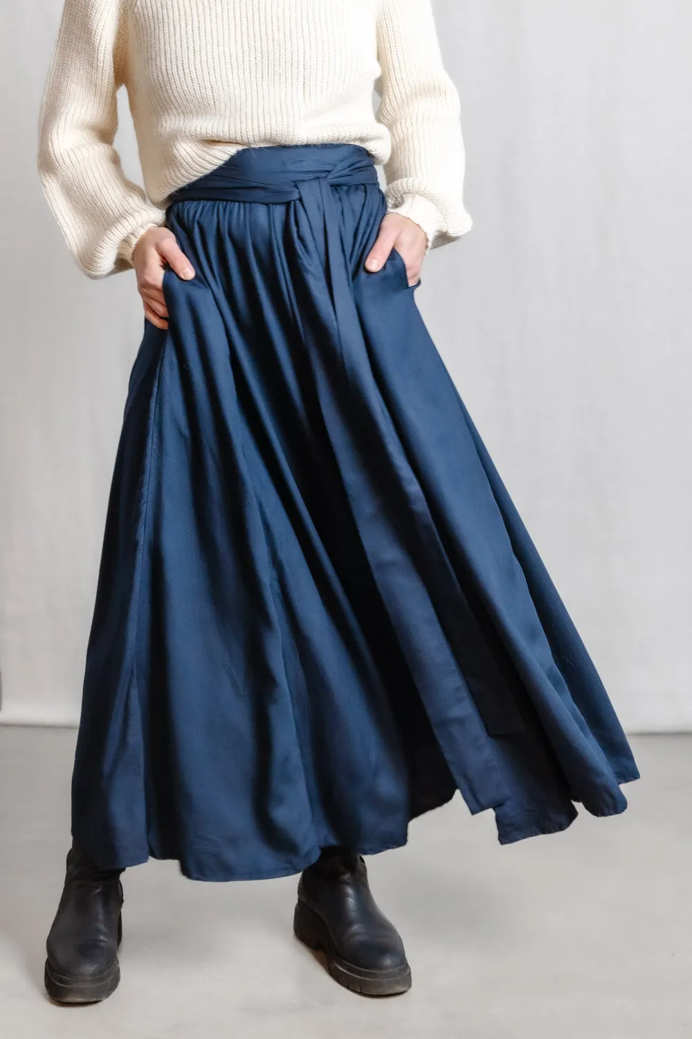 Jyoti Sarite Sapphire gonna modal blu