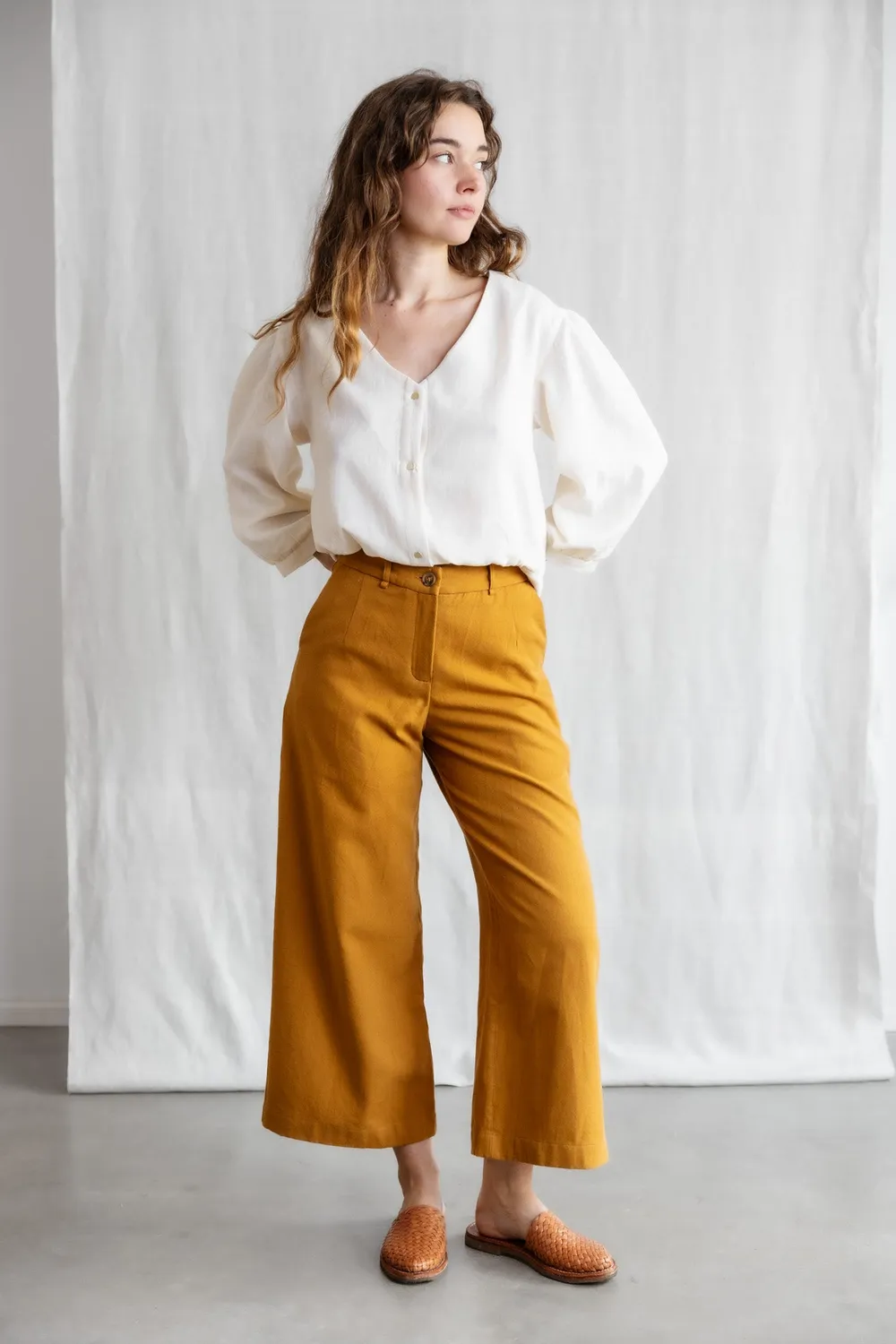 Jyoti Hemani culotte cotone curry gamba larga