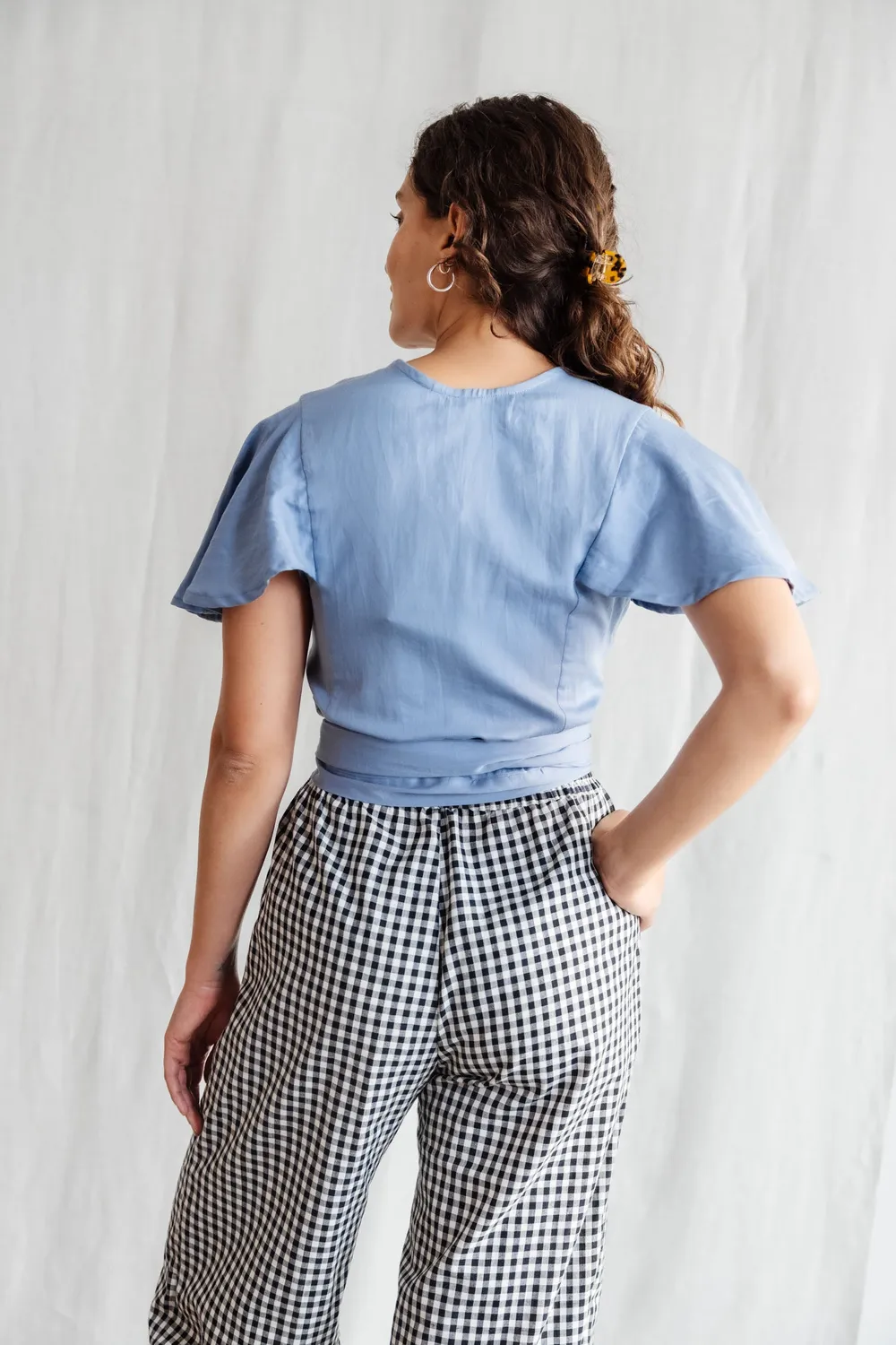 Jyoti Neeraj Satin Blue blusa incrociata cotone