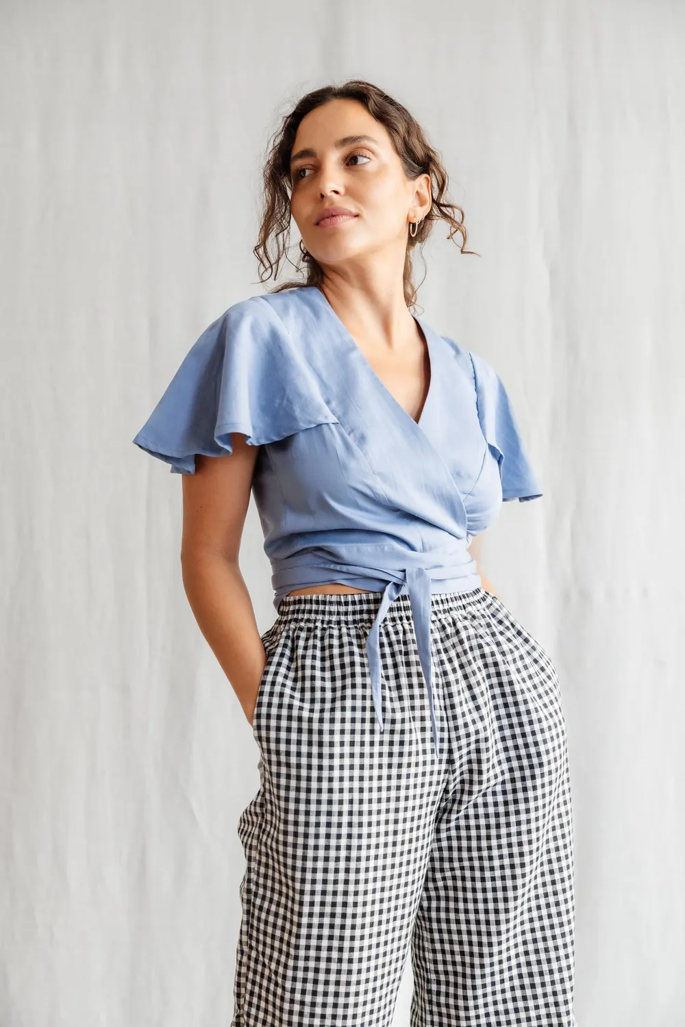 Jyoti Neeraj Satin Blue blusa incrociata cotone
