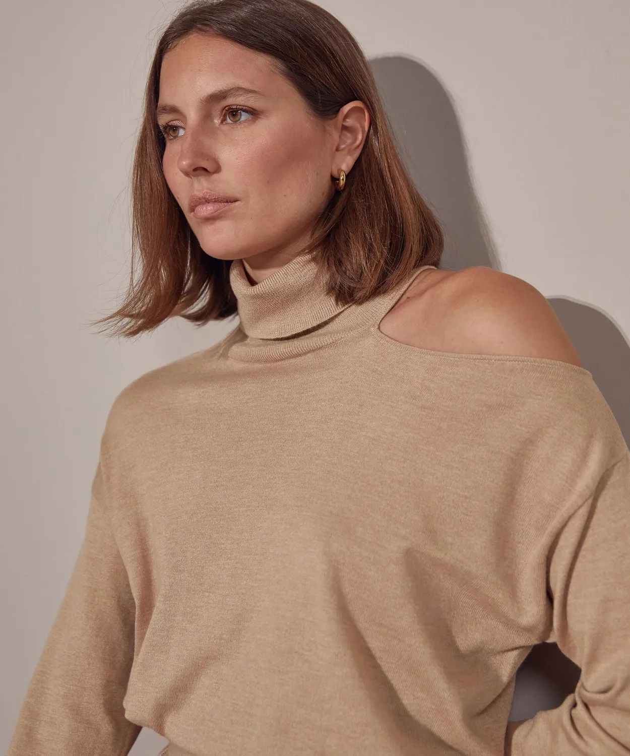 Rodier Maglione dolcevita spalla aperta marrone moka maglia fine