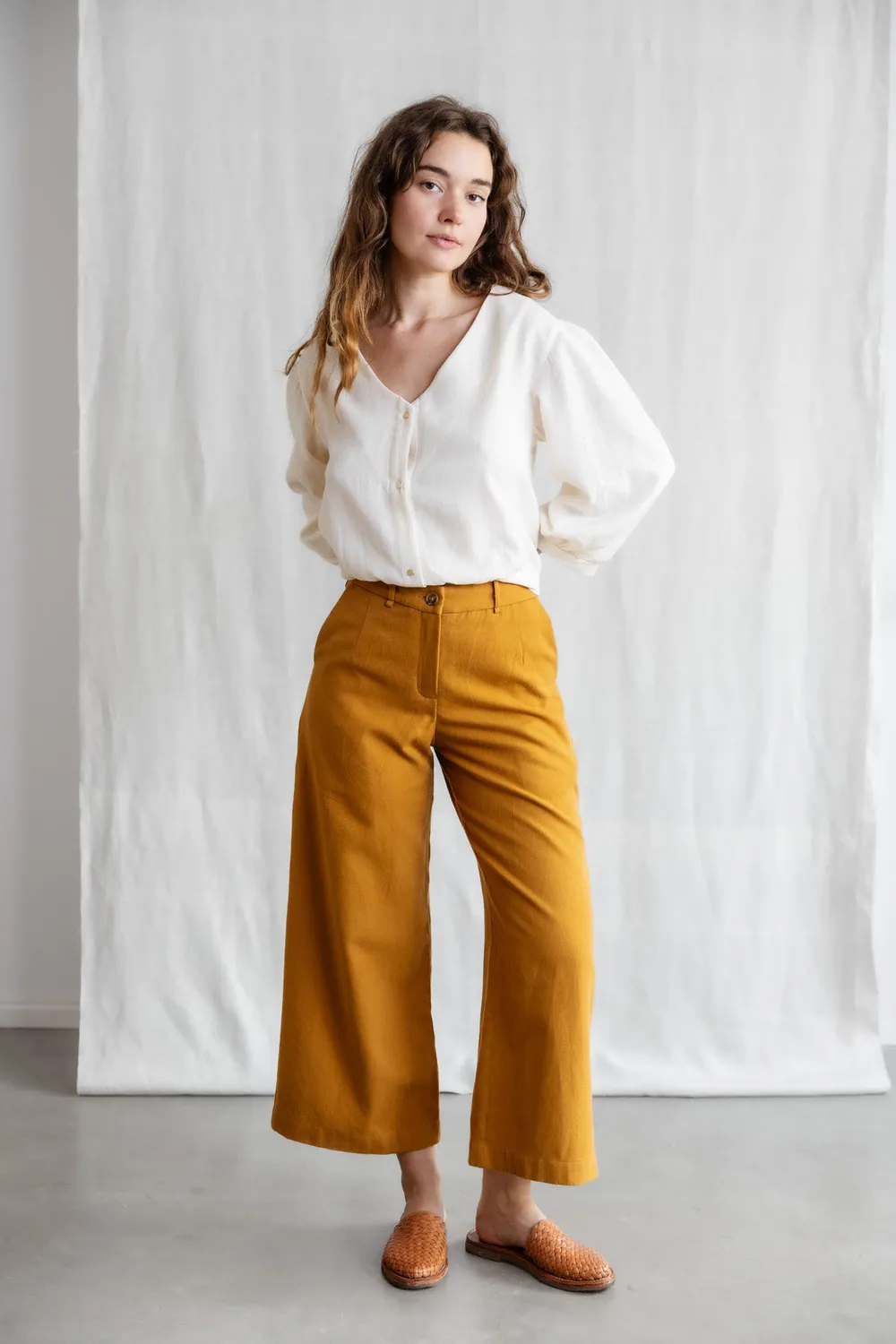 Jyoti Hemani culotte cotone curry gamba larga