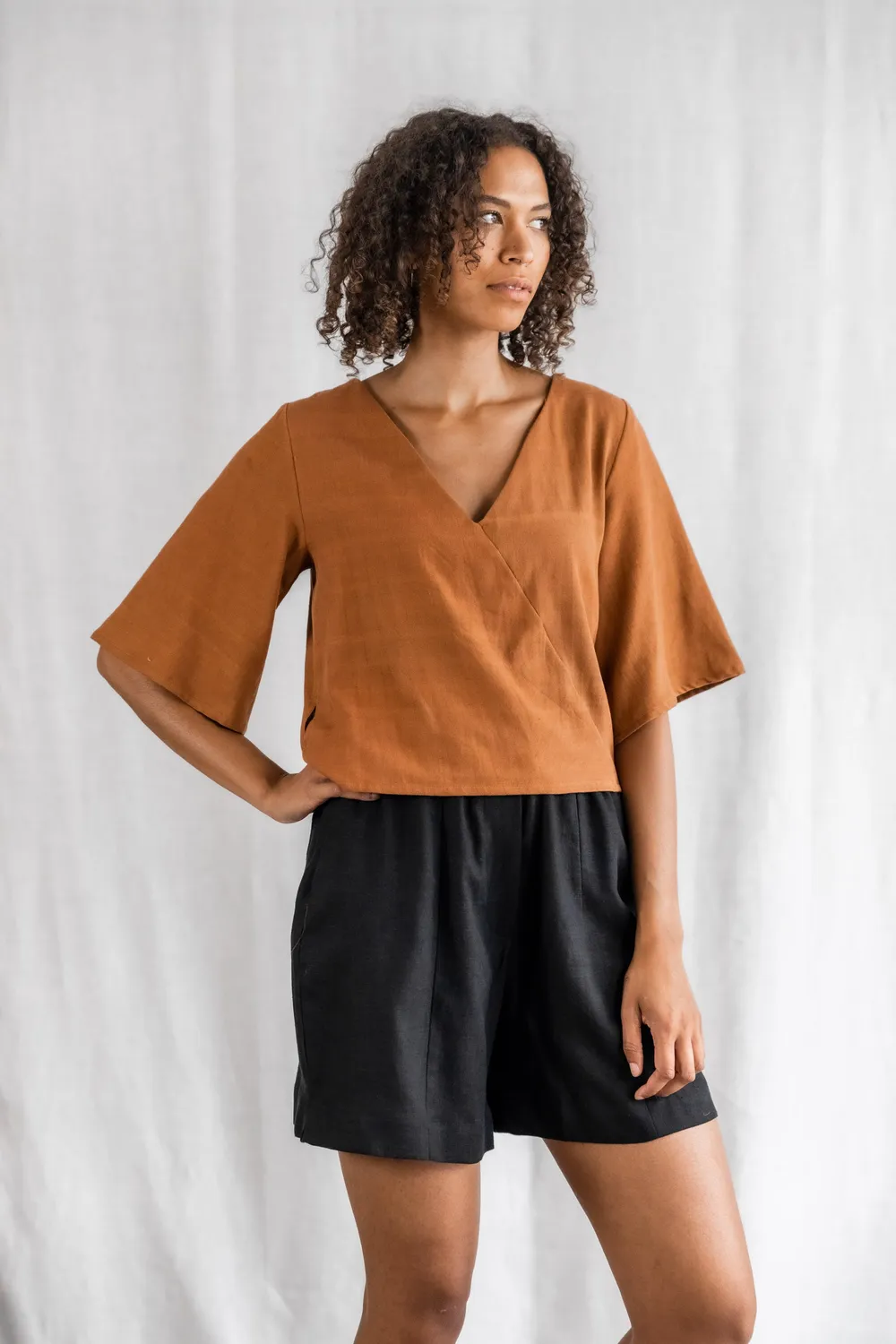 Jyoti Fair Works Vasanta blusa cotone nocciola scollo a V