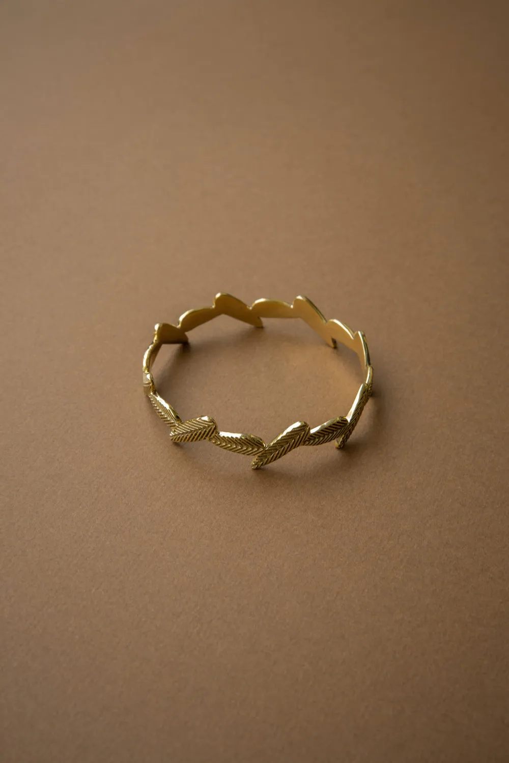 Jyoti Patee bracciale ottone foglie opaco