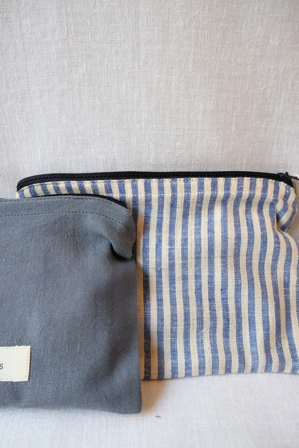 Jyoti Thanjavur pochette cotone blu a righe