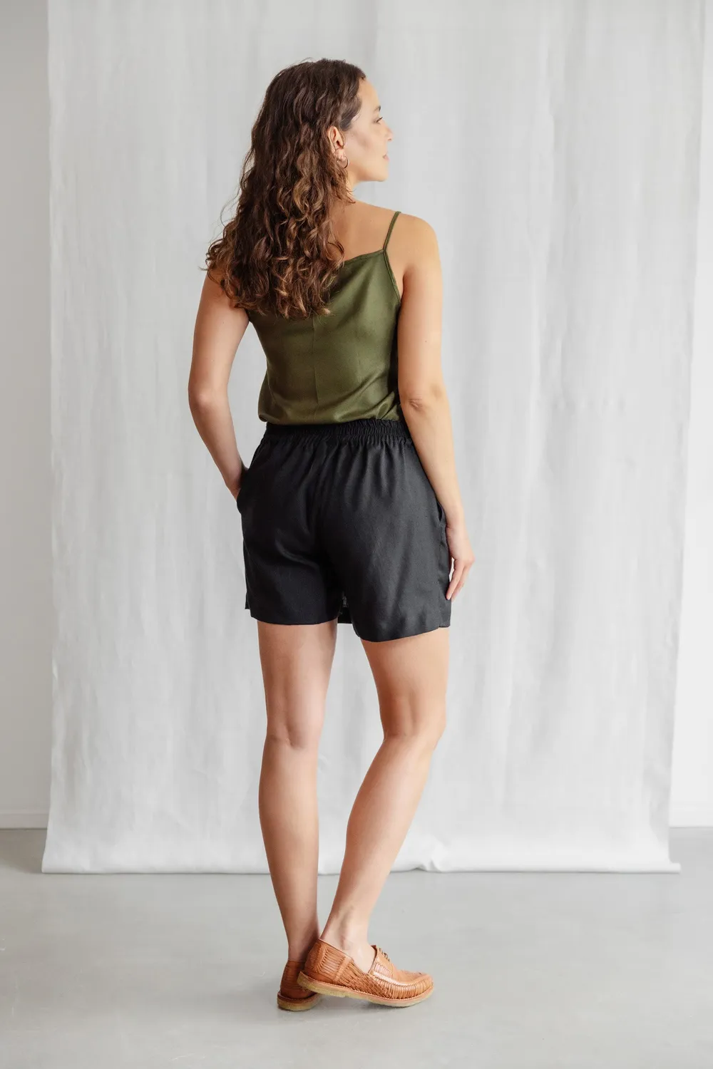 Jyoti Safiya gonna pantaloncino canapa nera con tasche