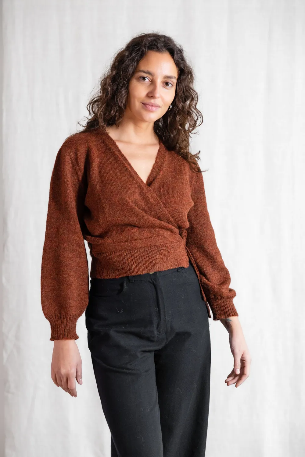 Jyoti Abancay cardigan baby alpaca castagna incrociato