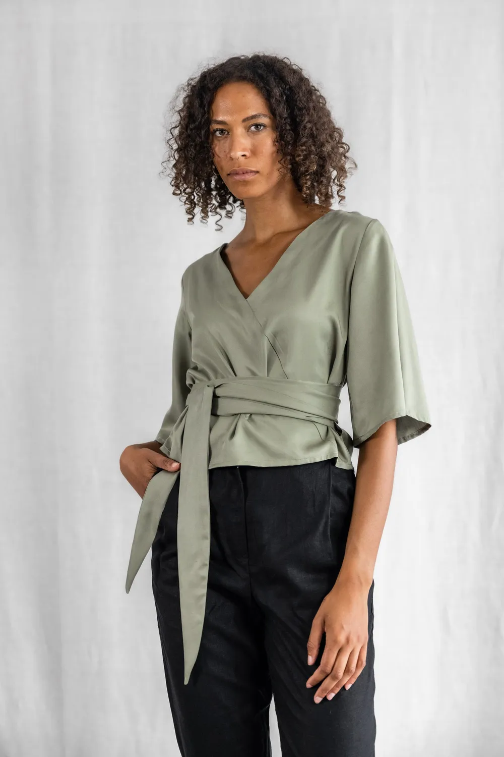 Jyoti Vasanta blusa modal matcha scollo V