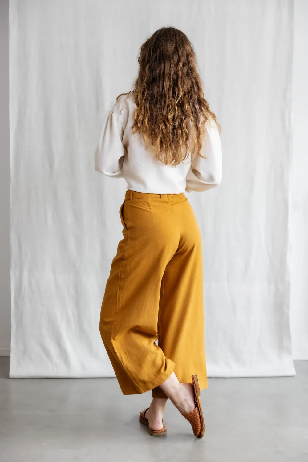 Jyoti Hemani culotte cotone curry gamba larga