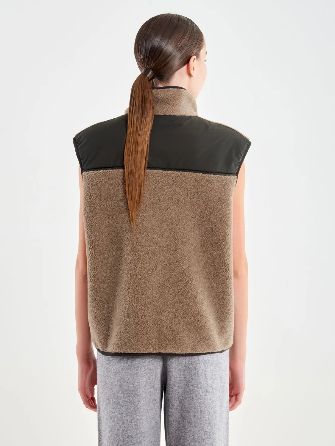 Vicolo Gilet Tessuto Teddy tortora collo alto