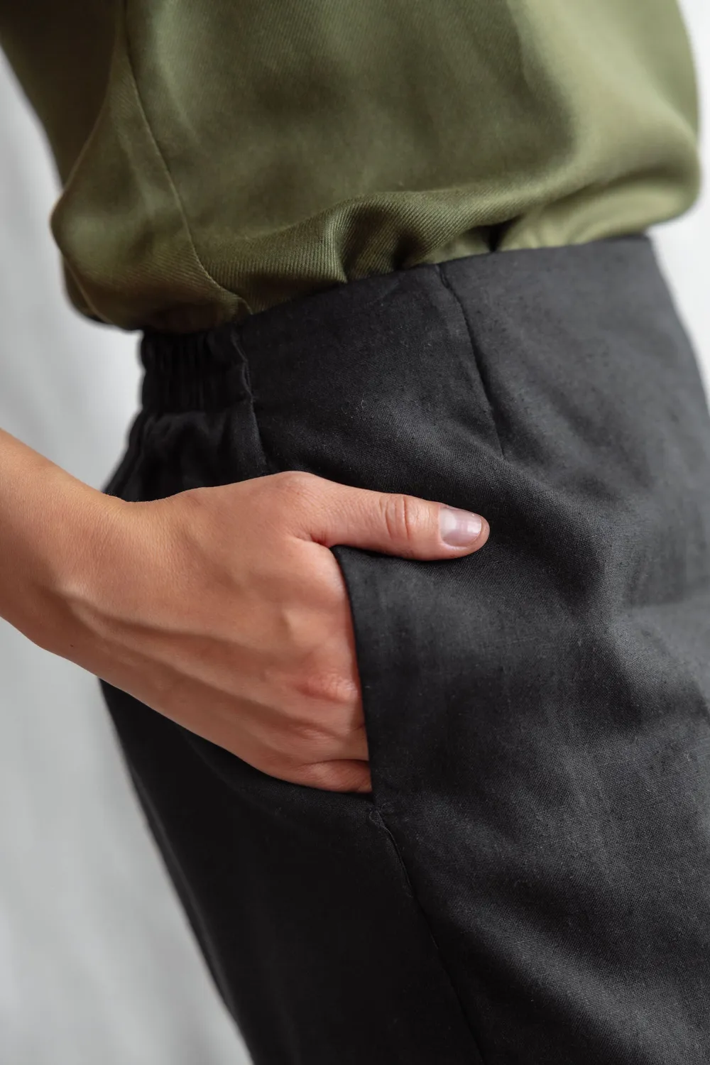 Jyoti Safiya gonna pantaloncino canapa nera con tasche