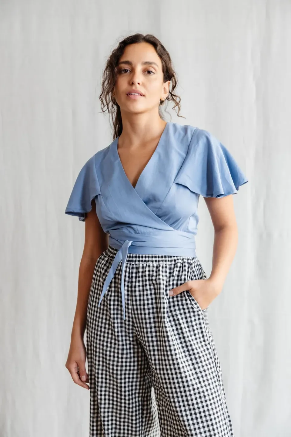 Jyoti Neeraj Satin Blue blusa incrociata cotone