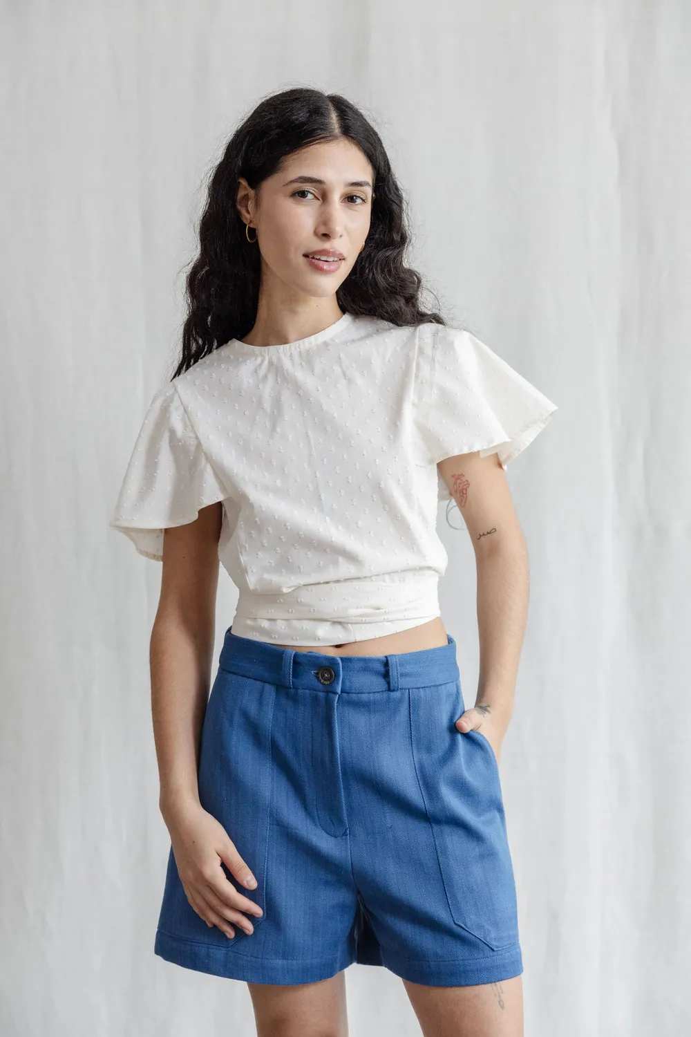 Jyoti Neeraj White blusa incrociata bianca