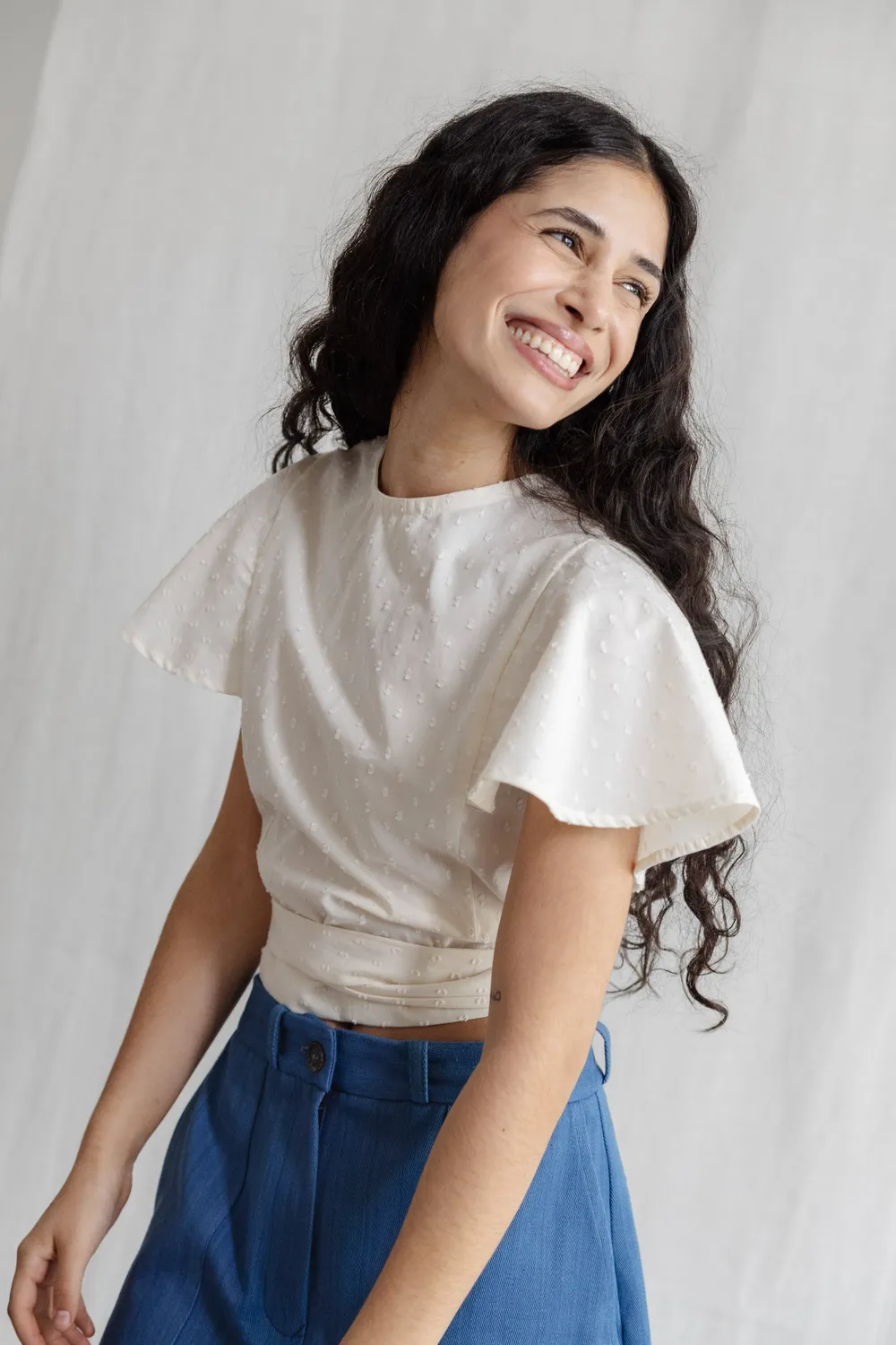 Jyoti Neeraj White blusa incrociata bianca