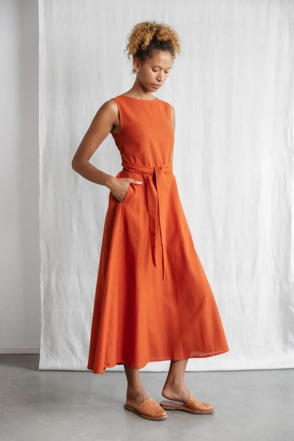 Jyoti Khushi vestito midi terracotta scollo schiena
