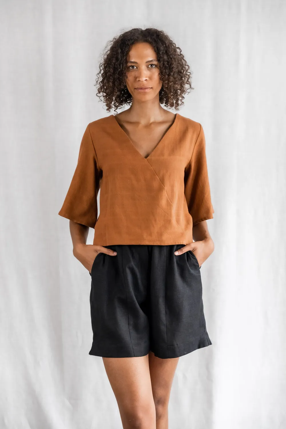 Jyoti Fair Works Vasanta blusa cotone nocciola scollo a V