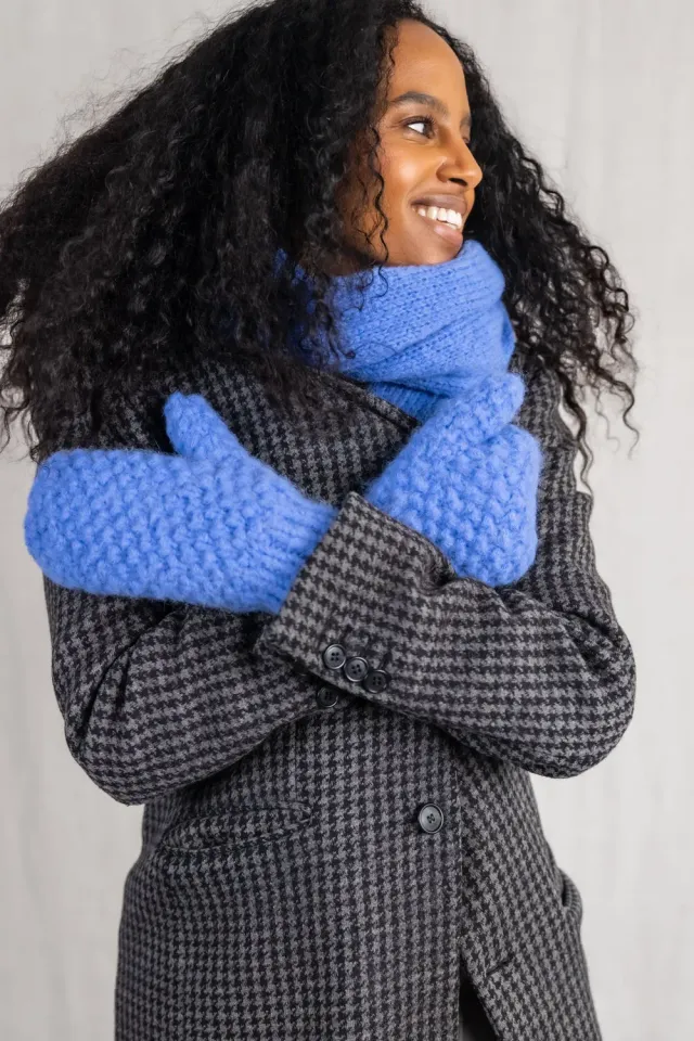 Jyoti Casma muffole baby alpaca azzurre