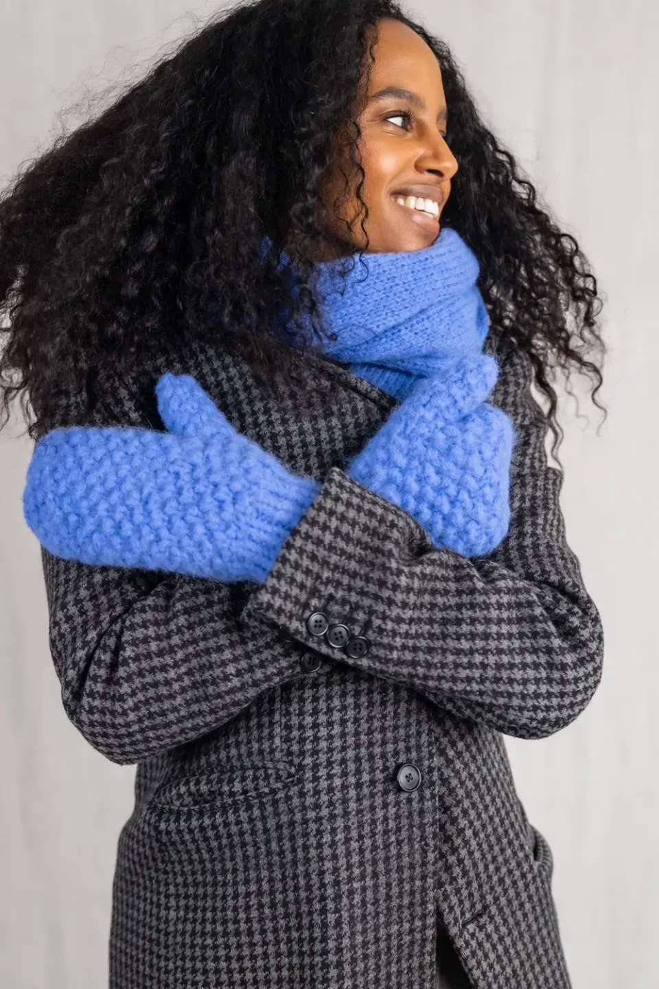 Jyoti Casma muffole baby alpaca azzurre